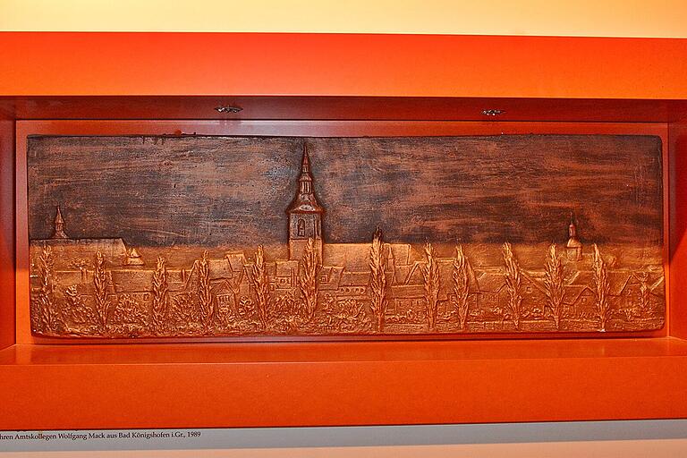 Im Museum für Grenzgänger in der Schranne in Bad Königshofen wird an die Städtepartnerschaft erinnert. Dort ist auch das in Kupfer getriebenes Relief der Stadt Römhild zu sehen, das Bürgermeister Wolfgang Mack als Erinnerungsgeschenk bekam. Im Museum für Grenzgänger in der Schranne in Bad Königshofen wird an die Städtepartnerschaft erinnert. Dort ist auch das in Kupfer getriebenes Relief der Stadt Römhild zu sehen, das Bürgermeister Wolfgang Mack als Erinnerungsgeschenk bekam.