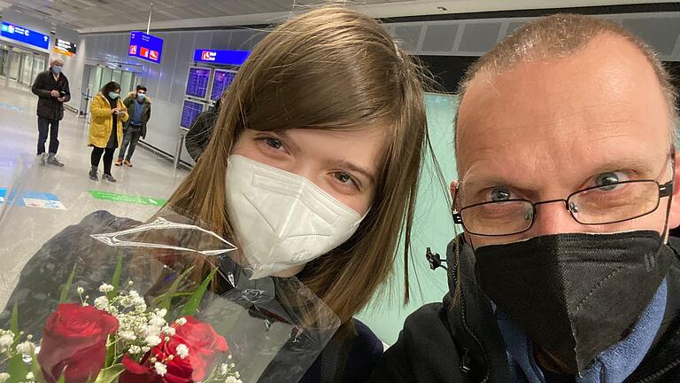 Nach einer nervenaufreibenden Heimreise von Perm über Kairo nach Frankfurt konnte Bernhard Lange seine Tochter Luise nach mehreren Tagen endlich am Flughafen begrüßen.