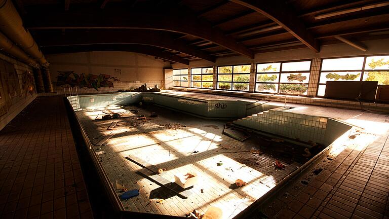 Lost Places: Der Pool im Inneren einer verlassenen Klinik in Hessen. Lost Places: Der Pool im Inneren einer verlassenen Klinik in Hessen.