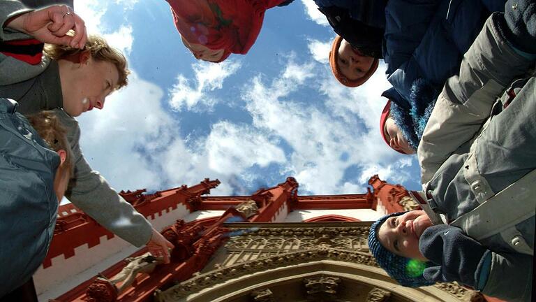 Der Weltgästeführertag steht 2024 unter dem Motto 'Straßen, Gassen, Brücken, Plätze'. In Würzburg werden vier verschiedene Führungen angeboten, darunter auch eine für Kinder (Archivbild). Der Weltgästeführertag steht 2024 unter dem Motto 'Straßen, Gassen, Brücken, Plätze'. In Würzburg werden vier verschiedene Führungen angeboten, darunter auch eine für Kinder (Archivbild).