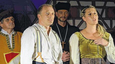 Ernteten viel Applaus: die beiden Hauptdarsteller Horst Kiss (Obrist Vorbusch) und Alexandra Detsch (Katrin). Ernteten viel Applaus: die beiden Hauptdarsteller Horst Kiss (Obrist Vorbusch) und Alexandra Detsch (Katrin).