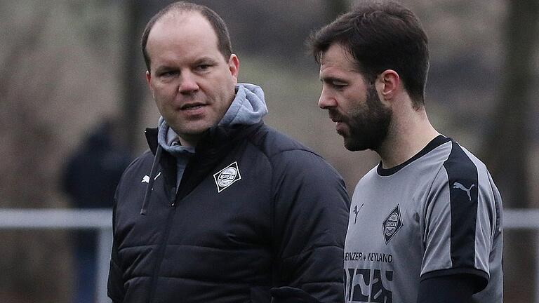 Wenn sie mittlerweile beruflich auch getrennte Wege gehen, sind Tim Reiner (rechts) und Thomas Hofmann sie als Trainerduo bei Bayern Kitzingen weiterhin ein Herz und eine Seele. Wenn sie mittlerweile beruflich auch getrennte Wege gehen, sind Tim Reiner (rechts) und Thomas Hofmann sie als Trainerduo bei Bayern Kitzingen weiterhin ein Herz und eine Seele.