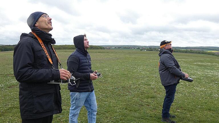 Hohe Konzentration ist bei den Modell-Piloten an der Fernsteuerung gefragt. Hohe Konzentration ist bei den Modell-Piloten an der Fernsteuerung gefragt.