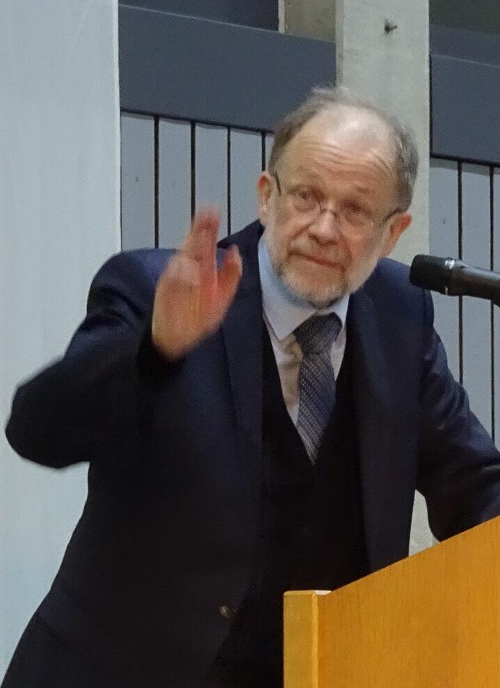 'Spielen trainiert das Gehirn mehr als jede Schule.' Gunter Adams, Leiter der Evangelischen Kinder-, Jugend- und Familienhilfe in Würzburg, referiert auf dem Zeller Neujahrsempfang über das gesunde Aufwachsen kleiner Kinder. 'Spielen trainiert das Gehirn mehr als jede Schule.' Gunter Adams, Leiter der Evangelischen Kinder-, Jugend- und Familienhilfe in Würzburg, referiert auf dem Zeller Neujahrsempfang über das gesunde Aufwachsen kleiner Kinder.