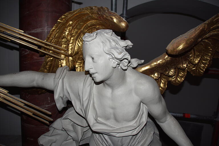 Kleine Schäden sind an den Altarfiguren zu beseitigen, die der Gottesdienstbesucher auf die Entfernung gar nicht wahrnehmen konnte.