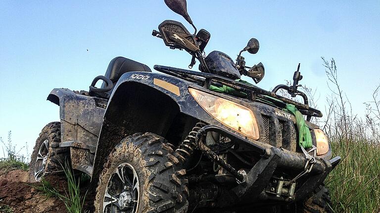 Quad-Unfall - Im Römershager Forst stürzten die 17-Jährige und der 18-jährige Fahrer vom Quad. Das Mädchen wurde dabei schwer verletzt. Quad-Unfall - Im Römershager Forst stürzten die 17-Jährige und der 18-jährige Fahrer vom Quad. Das Mädchen wurde dabei schwer verletzt.