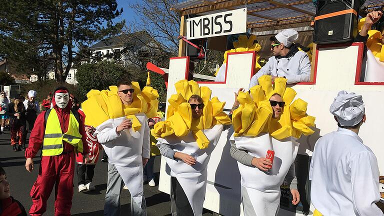 Viel Biss beim Imbisswagen der 'Lengfurter Barshipper' beim Lengfurter Rosenmontagszug. Viel Biss beim Imbisswagen der 'Lengfurter Barshipper' beim Lengfurter Rosenmontagszug.