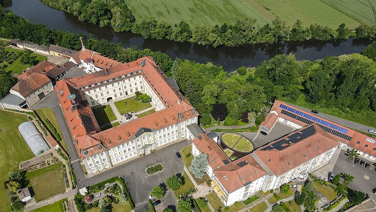 Das historische Klostergeviert ist ein dominierender Gebäudekomplex in Heidenfeld. Im 2002 neu errichteten Pflegeheim (rechts) dürfen die verbliebenen hochbetagten Ordensschwestern wohnen bleiben. Neue kommen nicht mehr dazu.