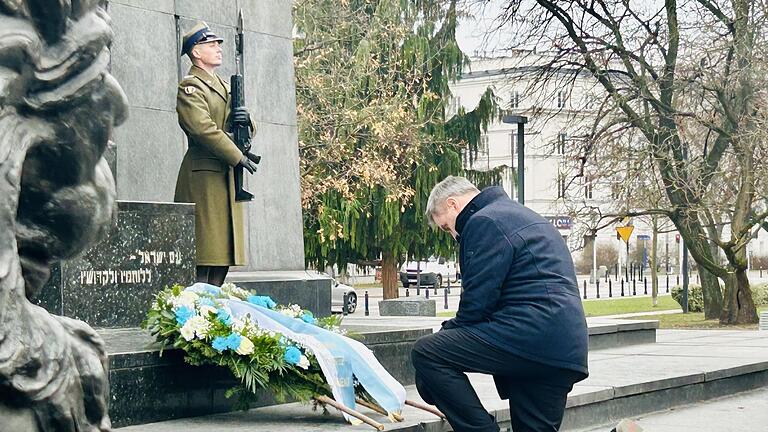 Kniefall in Warschau - Söder gedenkt Opfern des Ghettos       -  Bayerns Ministerpräsident Markus Söder vor dem Denkmal der Helden des Warschauer Ghettos.