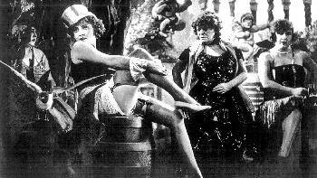 Marlene Dietrich in der Rolle - Marlene Dietrich in der Rolle der Lola-Lola in Josef von Sternbergs Film 'Der blaue Engel', der ihren Weltruhm begründete. Im Zuge ihres zweijährigen
Einsatzes in der Betreuung amerikanischer Truppen soll sie auch in Rannungen gewesen sein. Marlene Dietrich in der Rolle - Marlene Dietrich in der Rolle der Lola-Lola in Josef von Sternbergs Film 'Der blaue Engel', der ihren Weltruhm begründete. Im Zuge ihres zweijährigen
Einsatzes in der Betreuung amerikanischer Truppen soll sie auch in Rannungen gewesen sein.
