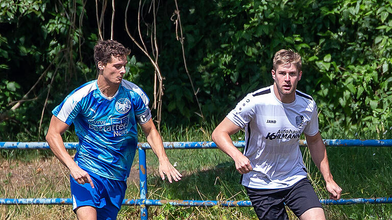Fußball, Kreisliga, ETSV Würzburg - TSV Karlburg II       -  Deutschland, Würzburg, Sportgelände, 04.08.2019, Fußball, Kreisliga, ETSV Würzburg - TSV Karlburg II

Bild: v. l. Moritz Wagenhäuser (ETSV) und Felix Gold (TSV)