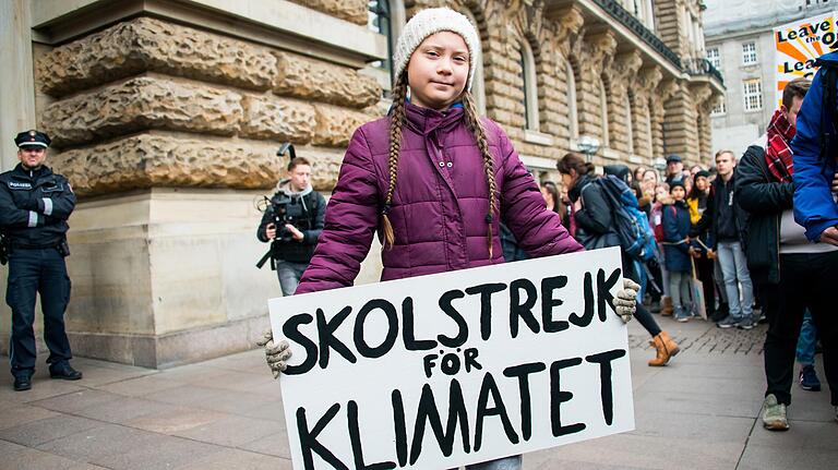 Die schwedische Umweltaktivistin Greta Thunberg mit ihrem Transparent in Hamburg bei einer Fridays for Future-Demo. Die schwedische Umweltaktivistin Greta Thunberg mit ihrem Transparent in Hamburg bei einer Fridays for Future-Demo.
