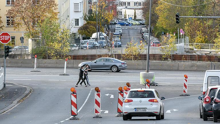 So nah und doch (noch) so fern. Blick von der Salvatorstaße über die Bahn zur Siligmüllerstraße. Die Vorbereitungen für einen Neubau der Siligmüllerbrücke haben begonnen. So nah und doch (noch) so fern. Blick von der Salvatorstaße über die Bahn zur Siligmüllerstraße. Die Vorbereitungen für einen Neubau der Siligmüllerbrücke haben begonnen.