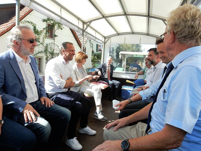 Nach Schwebheim hatte Edwin Hußlein (Freie Wähler, links), Umweltminister Thorsten Glauber (2. von links) eingeladen.