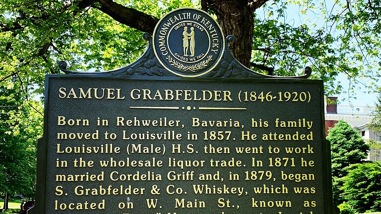 Die Gedenktafel für Samuel Grabfelder in Louisville/Kentucky (USA), in der Nähe seines ehemaligen Wohnhauses. Die Inschrift enthält zwei Fehler: Samuel Grabfelder wurde nicht 1846, sondern 1844 in Rehweiler geboren und heiratete seine Frau Cordelia Griff nicht 1871, sondern schon 1870.