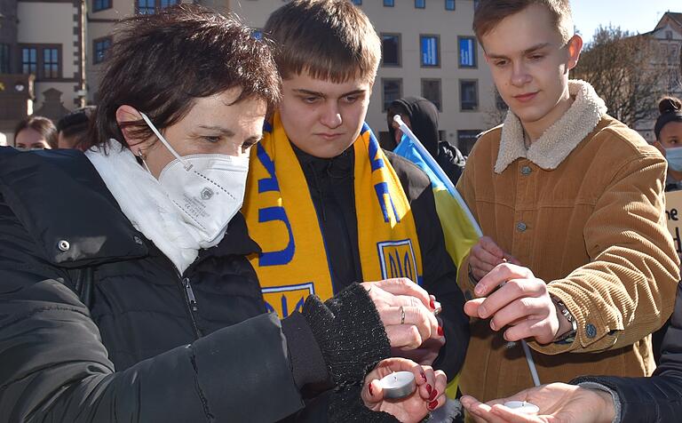 Am Sonntag waren Philipp-Streck, sein Klassenkamerad Michael Seel und seine Mutter Kornelia Schistka-Streck bei der Mahnwache für den Frieden auf dem Marktplatz, wo sie unter anderem Kerzen entzündeten. Am Sonntag waren Philipp-Streck, sein Klassenkamerad Michael Seel und seine Mutter Kornelia Schistka-Streck bei der Mahnwache für den Frieden auf dem Marktplatz, wo sie unter anderem Kerzen entzündeten.