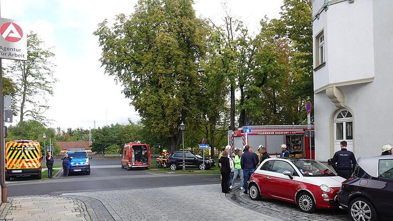 Aufregung am Jobcenter in Haßfurt: Eine nicht identifizierbare Substanz führt am Montag zu einem großen Einsatz von Polizei, Feuerwehr und Rettungsdienst. Aufregung am Jobcenter in Haßfurt: Eine nicht identifizierbare Substanz führt am Montag zu einem großen Einsatz von Polizei, Feuerwehr und Rettungsdienst.
