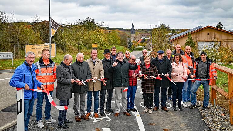 Große Freude bei der Eröffnung: Nach knapp sechsmonatiger Bauzeit ist der neue Radweg zwischen Markelsheim und Apfelbach eröffnet worden. Landrat Christoph Schauder (Bildmitte) und Bad Mergentheims Oberbürgermeister Udo Glatthaar (6.v.r) dankten allen Beteiligten für das nachhaltige Engagement und die reibungslose Umsetzung der Maßnahme.