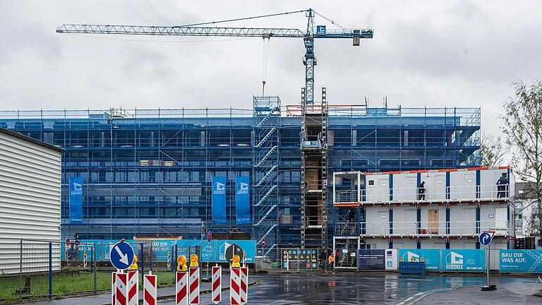 Nach dem Rohbau haben nun Arbeiten an der Natursteinfassade sowie Dämm- und Trockenbauarbeiten begonnen. Daraufhin folgen die Installationen von Elektro-, Heizungs-, Sanitär- und Lüftungsanlagen sowie von Aufzügen und die Malerarbeiten. Nach dem Rohbau haben nun Arbeiten an der Natursteinfassade sowie Dämm- und Trockenbauarbeiten begonnen. Daraufhin folgen die Installationen von Elektro-, Heizungs-, Sanitär- und Lüftungsanlagen sowie von Aufzügen und die Malerarbeiten.