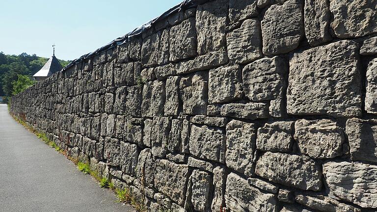 Das Stück der Karlstadter Stadtmauer entlang der Brückenstraße bis zum Brückenturm soll renoviert werden. Das Stück der Karlstadter Stadtmauer entlang der Brückenstraße bis zum Brückenturm soll renoviert werden.
