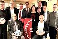 Siegfried Beck und Willi Schnabel (sitzend von links) wurden für ihre Treue zum Verein geehrte. Anwesend dabei waren (von links): Dr. Barsam Aktas, Otmar Reissmann, Volkmar Halbleib, Rainer Kernwein (Vorsitzender), 2. Bürgermeisterin Rosa Behon, Sven Kolb (2. Vorsitzender), Helmut Wittiger und Pfarrvikar Bertram Ziegler