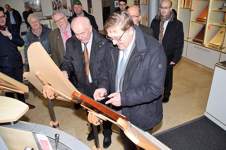 Landrat Helmut Weiß (rechts) probierte zusammen mit Bürgermeister Karl Ballmann das Veeh-Harfenspiel. Landrat Helmut Weiß (rechts) probierte zusammen mit Bürgermeister Karl Ballmann das Veeh-Harfenspiel.