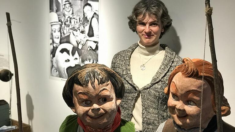 Katrin Hesse, Leiterin des Deutschen Fastnachtmuseums, in der Sonderausstellung mit Max und Moritz als Molliköpfe.