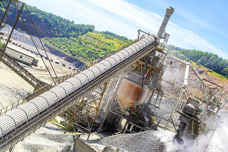 Das Herz des Tagebaus auf dem Zeilberg: Die Primäraufbereitung mit ihren Brechern, Sieben und Förderbändern. Hier wird der nebenan gewonnene Basalt zerkleinert. Das Herz des Tagebaus auf dem Zeilberg: Die Primäraufbereitung mit ihren Brechern, Sieben und Förderbändern. Hier wird der nebenan gewonnene Basalt zerkleinert.
