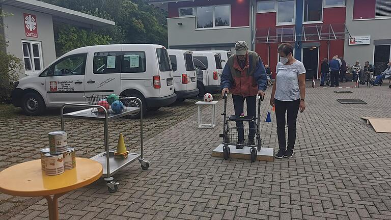 Wie man richtig mit dem Rollator umgeht, lernen die Senioren im Rollator-Parcours der Seniorentagespflege St. Kilian.