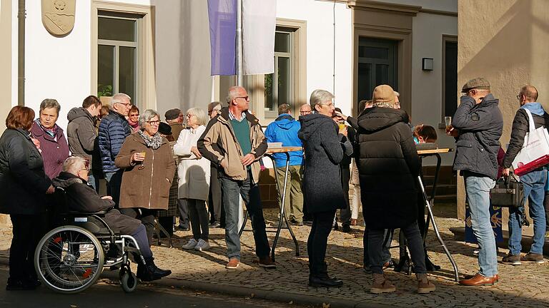 Beim Sektumtrunk zur Feier des Patroziniums St. Wolfgang in Hausen. Beim Sektumtrunk zur Feier des Patroziniums St. Wolfgang in Hausen.