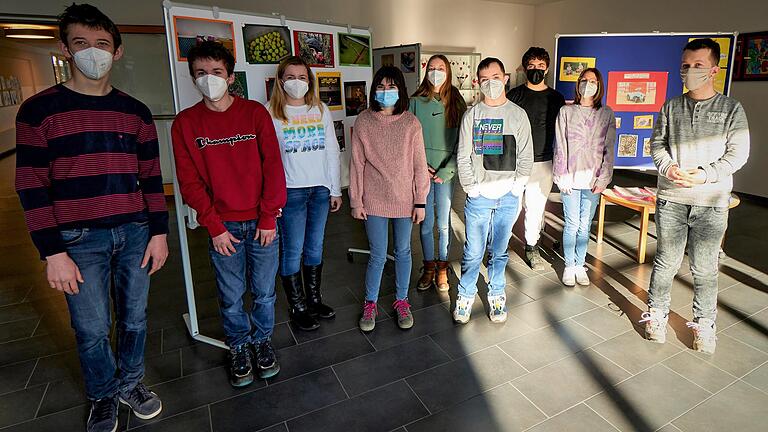 Die Klasse B2 bei der Eröffnung der schulinternen Ausstellung im März 2022.
