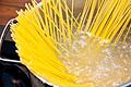 Pasta hat beim Kochen am besten viel Platz       -  Küchentrick: Damit die Nudeln beim Kochen nicht zusammenkleben, brauchen sie genügend Platz im Kochtopf.