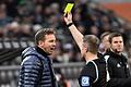 Julian Nagelsmann       -  Schiedsrichter Tobias Welz zeigt Bayern-Trainer Julian Nagelsmann die Gelbe Karte.