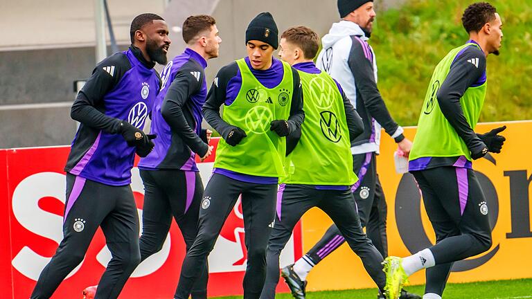 Abschlusstraining Nationalmannschaft       -  Nagelsmann hält seine Nationalspieler um Jamal Musiala (M) zusammen.