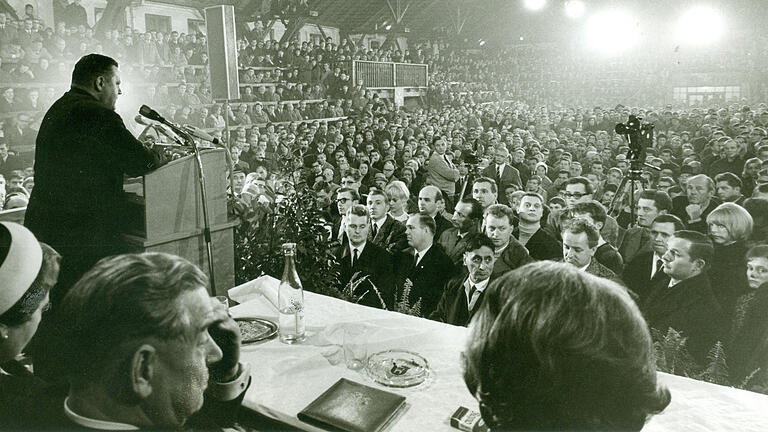 der CSU-Parteivorsitzende Franz-Josef Strauß (links) in der voll besetzten Frankenhalle im November 1966. Foto: Walter Röder der CSU-Parteivorsitzende Franz-Josef Strauß (links) in der voll besetzten Frankenhalle im November 1966. Foto: Walter Röder