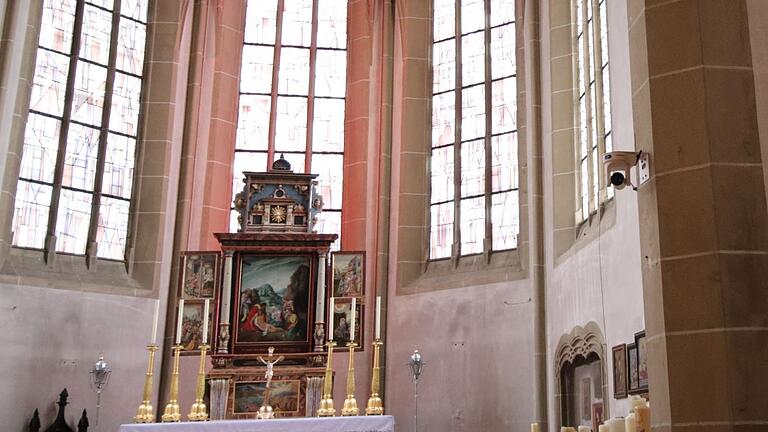 Rund um den Altar und am Eingang sind vier Kameras angebracht für die Übertragung des Pilgeramts der Wallfahrtskirche auf K-TV. Rund um den Altar und am Eingang sind vier Kameras angebracht für die Übertragung des Pilgeramts der Wallfahrtskirche auf K-TV.