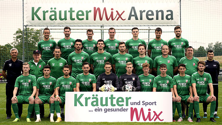 Der TSV Abtswind startet mit diesem Kader ins Abenteuer Bayernliga (hinten, von links): Adrian Dußler, Andreas Bauer, Frank Hartlehnert, Michael Herrmann, Roman Hartleb, Fabio Groß, Lukas Huscher. Mitte: Claudiu Bozesan (Trainer), Robert Mildenberger (Athletiktrainer), Julian Beßler (Betreuer), Triandafil Ceraj, Ali Koller, Max Wolf, Alex Beier, Timo Katzenberger (Torwarttrainer), Gerhard Klotsch (Mannschaftsverantwortlicher), Razvan Paunescu (Co-Trainer). Vorne: Frank Wildeis, Marko Korene, Kevin Steinmann, Severo Sturm, Felix Reusch, Felix Wilms, Jona Riedel, Sebastian Lorz, Ferdinand Hansel, Florian Gutheil. Es fehlen: Pascal Henniger, Adin Jacobovici.