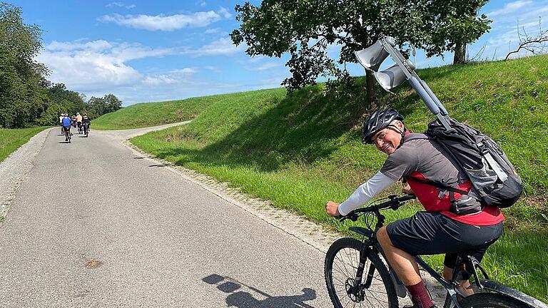Reichenbacher Radwallfahrt       -  Claus Schmitt transportierte über knapp 30 Kilometer die schwere Lautsprecheranlage auf seinem Rücken. Schließlich sollten seine Impulse auch bei allen ankommen.