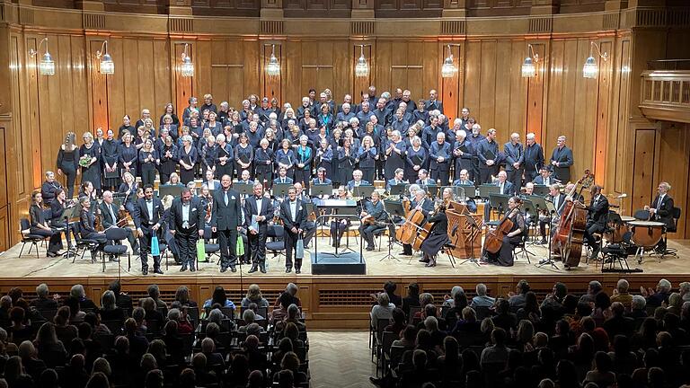 Hundert Chorsänger und -sängerinnen, Solisten und die Symphoniker aus Saalfeld-Rudolstadt begeisterten die Gäste im Max-Littmann-Saal. - Hundert Chorsänger und -sängerinnen, Solisten und die Symphoniker aus Saalfeld-Rudolstadt begeisterten die Gäste im Max-Littmann-Saal. Hundert Chorsänger und -sängerinnen, Solisten und die Symphoniker aus Saalfeld-Rudolstadt begeisterten die Gäste im Max-Littmann-Saal. - Hundert Chorsänger und -sängerinnen, Solisten und die Symphoniker aus Saalfeld-Rudolstadt begeisterten die Gäste im Max-Littmann-Saal.