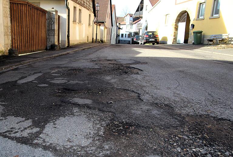 Die Beseitigung der Fahrbahnschäden in der Rosenbergstraße ist eine der größeren Maßnahmen auf der Agenda für 2024 der Gemeinde Frankenwinheim. Die Beseitigung der Fahrbahnschäden in der Rosenbergstraße ist eine der größeren Maßnahmen auf der Agenda für 2024 der Gemeinde Frankenwinheim.