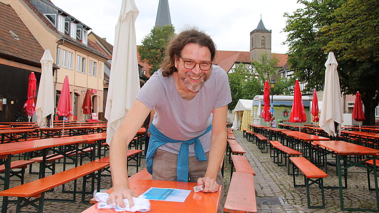 Stadtfest Münnerstadt 2024 - Auch wenn es am Morgen nach einem Wolkenbruch nicht so ausgesehen hat: Das Wetter hielt. Hier Nicolas Zenzen von der Stadt Münnerstadt beim Trocknen der Tische. Stadtfest Münnerstadt 2024 - Auch wenn es am Morgen nach einem Wolkenbruch nicht so ausgesehen hat: Das Wetter hielt. Hier Nicolas Zenzen von der Stadt Münnerstadt beim Trocknen der Tische.