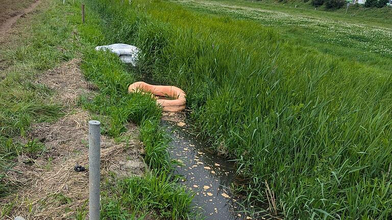 Die Feuerwehr errichtete Ölsperren, um zu verhindern, dass das Heizöl in die Wern dringt.