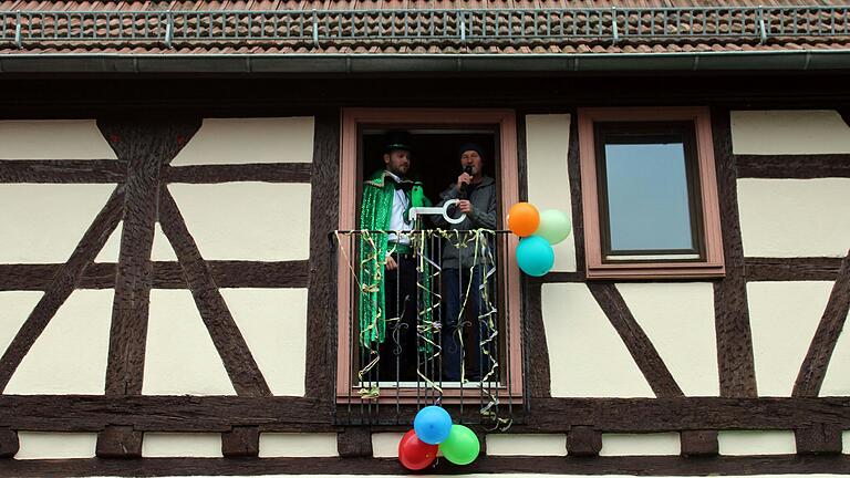 Schlüsselübergabe im Grünauer Hof durch den Ortsvorsteher Hilmar Freundschig an Prinz Groasmuck XI (Armin Gärtner) Schlüsselübergabe im Grünauer Hof durch den Ortsvorsteher Hilmar Freundschig an Prinz Groasmuck XI (Armin Gärtner)