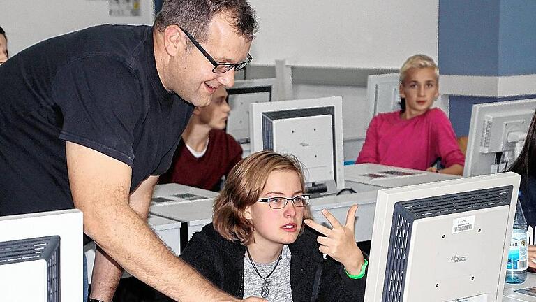 Manchmal muss Martin Hausner, der Trainer von Autodesk, helfend eingreifen, wenn es mit der Konstruktion des Rennwagens nicht mehr weitergeht. Manchmal muss Martin Hausner, der Trainer von Autodesk, helfend eingreifen, wenn es mit der Konstruktion des Rennwagens nicht mehr weitergeht.