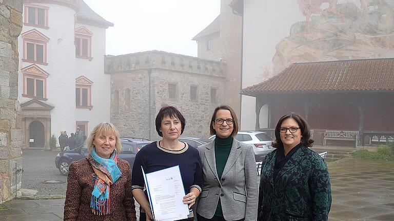 Finanzierung für Lokal-Neubau ist gesichert: Staatssekretärin Babette Winter (Zweite von rechts) überreichte jetzt den Bewilligungsbescheid an Katja Kieslich (Zweite von links), Bürgermeisterin von Bad Colberg-Heldburg. Darüber freuten sich auch Christine Rösch (rechts), Leiterin des Deutschen Burgenmuseums auf der Heldburg, und Doris Fischer, Direktorin der Stiftung Thüringer Schlösser und Gärten. Finanzierung für Lokal-Neubau ist gesichert: Staatssekretärin Babette Winter (Zweite von rechts) überreichte jetzt den Bewilligungsbescheid an Katja Kieslich (Zweite von links), Bürgermeisterin von Bad Colberg-Heldburg. Darüber freuten sich auch Christine Rösch (rechts), Leiterin des Deutschen Burgenmuseums auf der Heldburg, und Doris Fischer, Direktorin der Stiftung Thüringer Schlösser und Gärten.