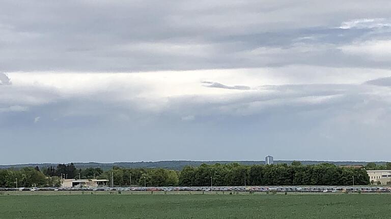 Auch von weitem sichtbar: Abgestellte Pkw in Reih und Glied in der Conn-Kaserne. Die Landebahn eignet sich als Zwischenlager, der Vertrag läuft über zwölf Monate.