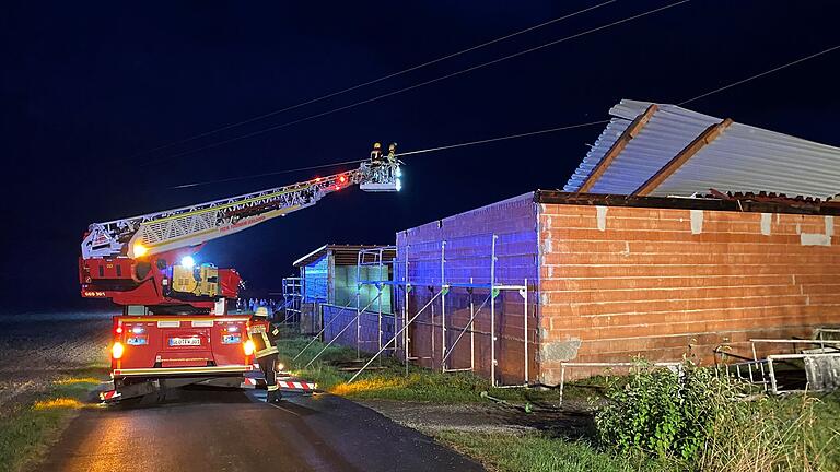 Eine Sturmböe hat am Donnerstagabend das Blechdach einer Scheune in Siegendorf aus der Verankerung gerissen. Das Dach schlug gegen eine Freileitung. Funken setzten gelagertes Stroh in Brand Eine Sturmböe hat am Donnerstagabend das Blechdach einer Scheune in Siegendorf aus der Verankerung gerissen. Das Dach schlug gegen eine Freileitung. Funken setzten gelagertes Stroh in Brand