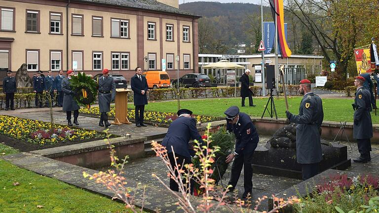 Kranzniederlegung am Volkstrauertag in Lohr am Ehrenmal an der Grafen-von-Rieneck Straße. Foto: Gabi Nätscher Kranzniederlegung am Volkstrauertag in Lohr am Ehrenmal an der Grafen-von-Rieneck Straße. Foto: Gabi Nätscher