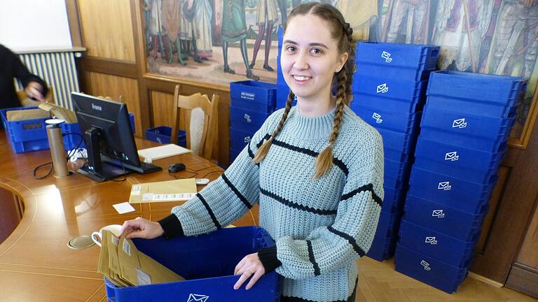 Laura Schymura ist die Wahlleiterin. Sie hat die gesamte Organisation fest im Griff, obwohl der Zeitrahmen sehr eng ist. Laura Schymura ist die Wahlleiterin. Sie hat die gesamte Organisation fest im Griff, obwohl der Zeitrahmen sehr eng ist.