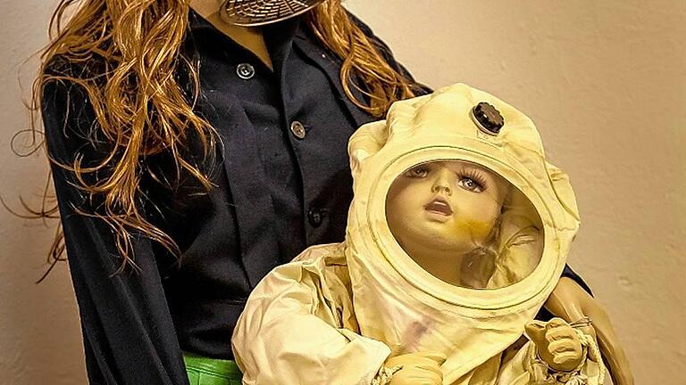 Anlässlich des Kriegsendes vor 71 und des Baubeginns vor 75 Jahren gab es im Hochbunker A 8 einen Gedenktag mit vielen neuen Exponaten, wie diesen Gasmasken.